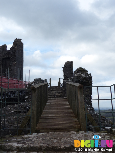 FZ025658 Carreg Cennen Castle